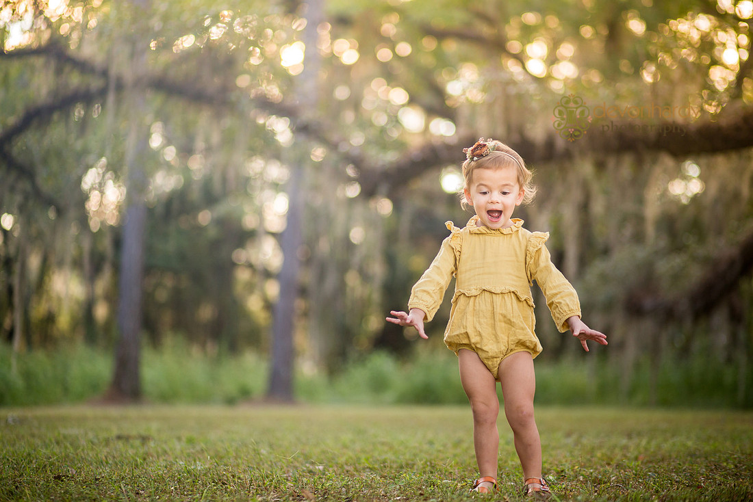 children, toddlers, Tallahassee photographer, lifestyle photography, live oaks, golden hour, glow
